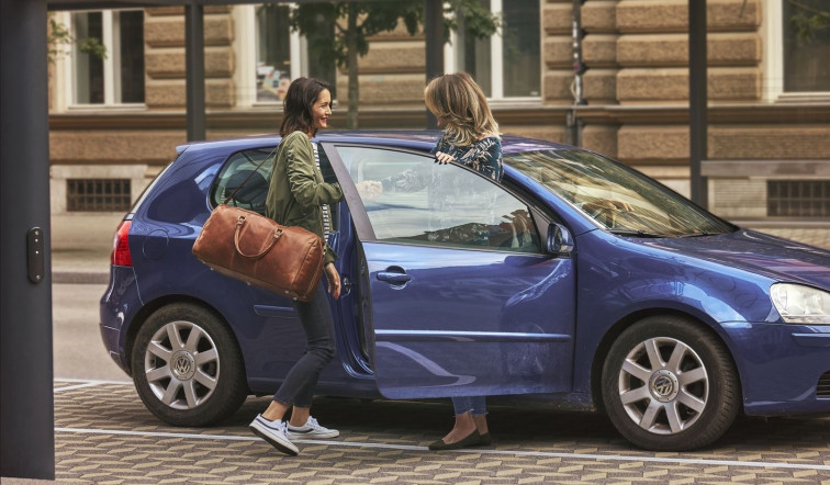 ¿Ir al pueblo en Blablacar? La empresa dice que cada vez más gallegos se están subiendo a este carro