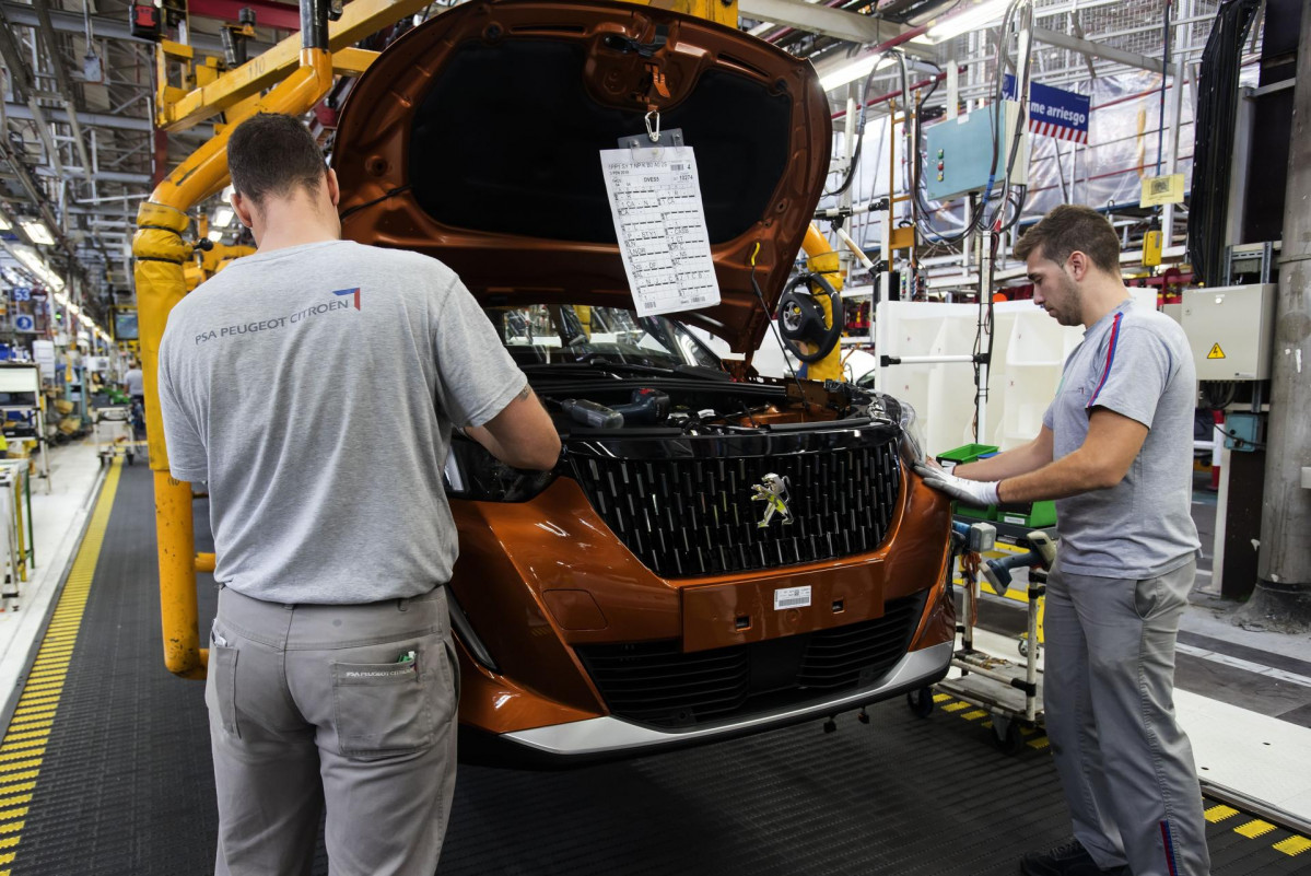 Línea de montaje en la planta de PSA Peugeot Citroën en Vigo (Pontevedra).