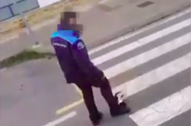 (Vídeo) Un policía de Pontedeume 