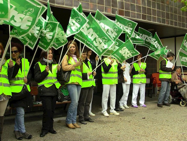 SATSE denuncia la falta de enfermeras en los geriátricos gallegos con una protesta en la residencia de Campolongo