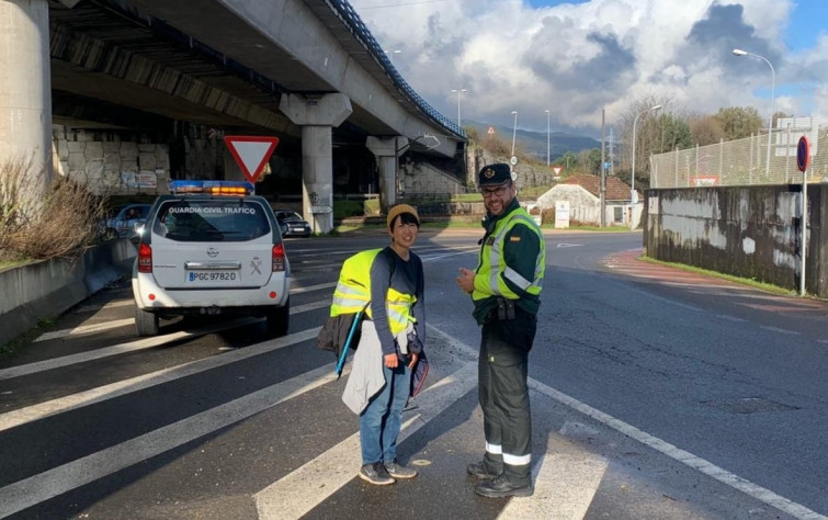 Peregrina japonesa se echa a andar por una autovía hasta que la Guardia Civil la devuelve al Camino de Santiago