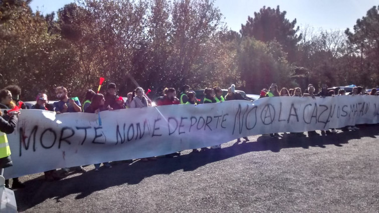 ​(VÍDEO) Colectivos animalistas tratan de boicotear los campeonatos de caza del zorro en Triacastela y Láncara