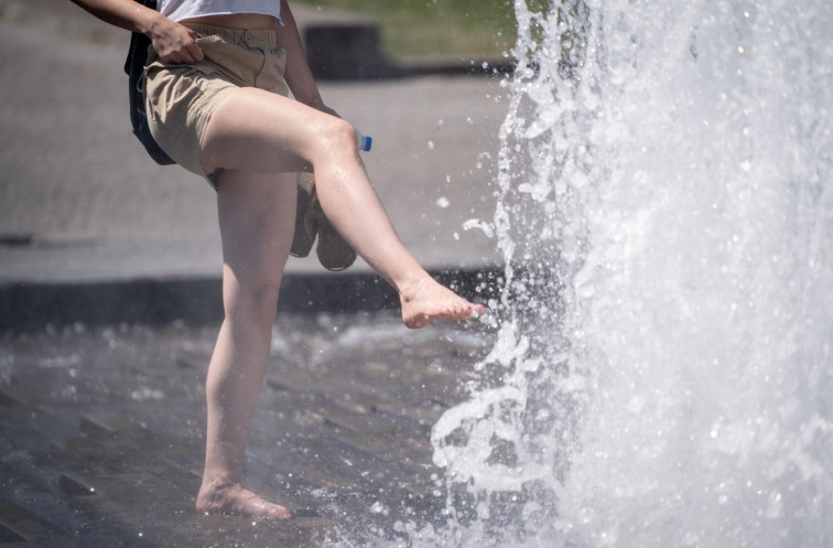 Consejos de los enfermeros para combatir una ola de calor que dejará temperaturas de 40º en Galicia