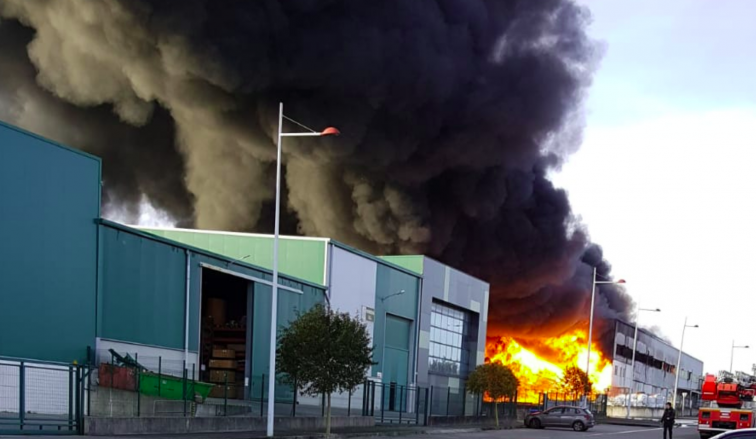 (Vídeos) Un espectacular incendio consume una nave de plásticos en Narón provocando una gran nube sobre Ferrolterra