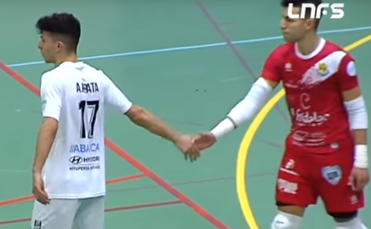 Delantero del Santiago Futsal renuncia a un gol para que atiendan a un rival lesionado (Vídeo)