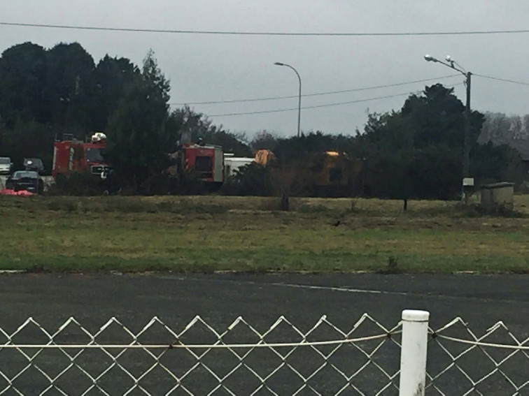 Un tractor de grandes dimensiones aparece y desaparece en el aeropuerto de Santiago