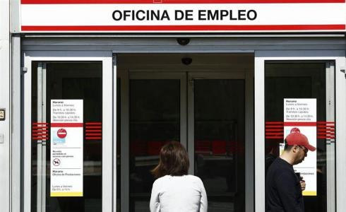 Los datos del paro, cuya subida triplica en Galicia la media estatal, aumentan las dudas sobre la recuperación