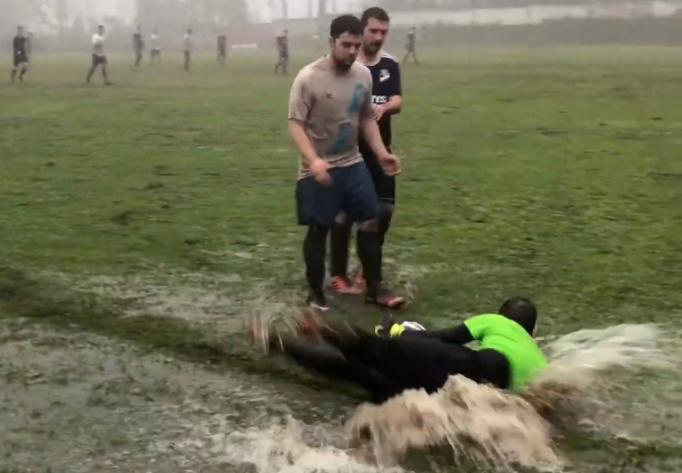 ​(VÍDEO) Así es un invernal domingo de fútbol en Galicia: barro, charcos, tormentas y goles