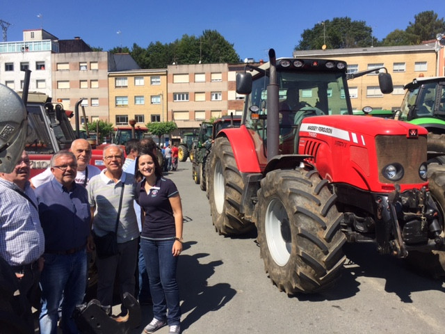 Seguen as tractoradas do sector lácteo en Galicia: máis de dous mil gandeiros en Ordes