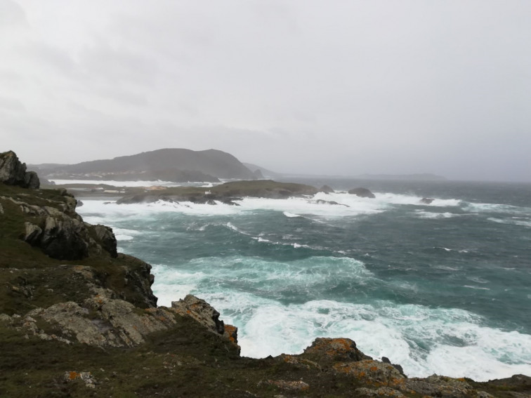 Sigue desaparecido un pescador que cayó al en la zona de la playa de Valdoviño