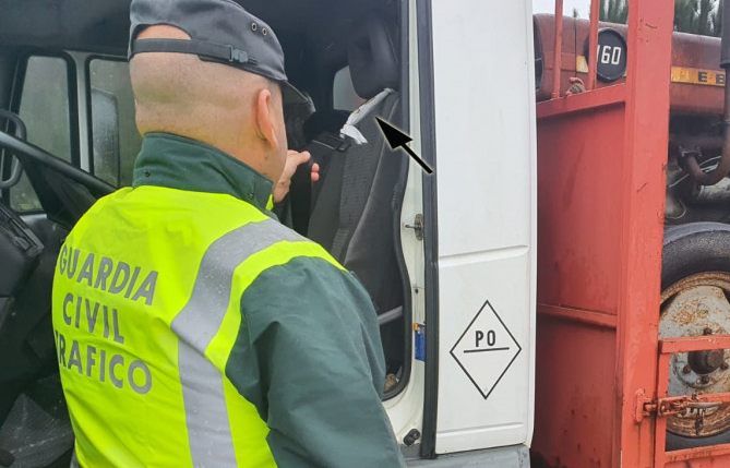 Camionero pillado con un cinturón de seguridad atado con una bolsa de plástico en Vilagarcía