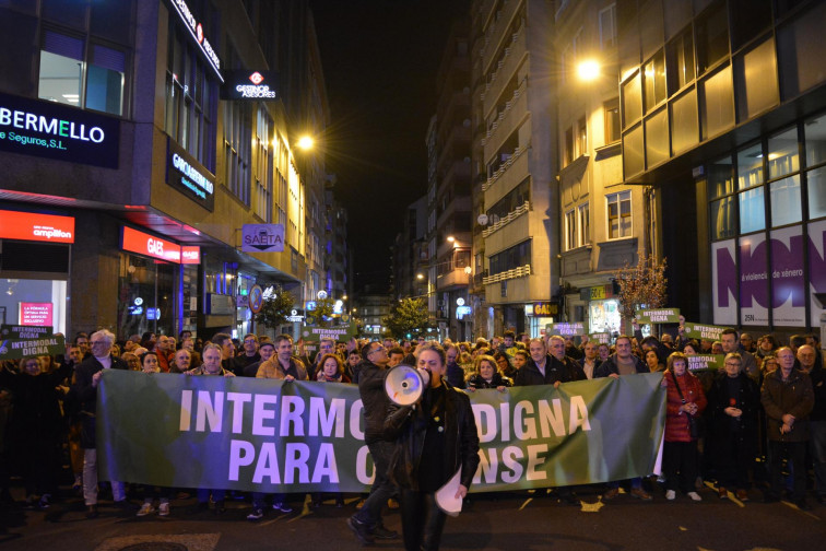 Cientos de personas salen a la calle para evitar que el AVE parta Ourense en dos (vídeo)