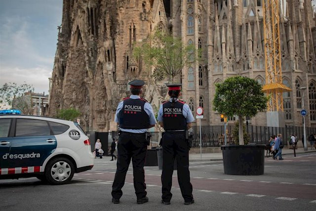 Los Mossos d'Esquadra ganan terreno a la Guardia Civil en Cataluña, que denuncia pérdida de competencias