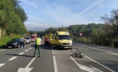 Un hombre resulta gravemente herido tras ser arrollado una furgoneta mientras conducía su bicibleta