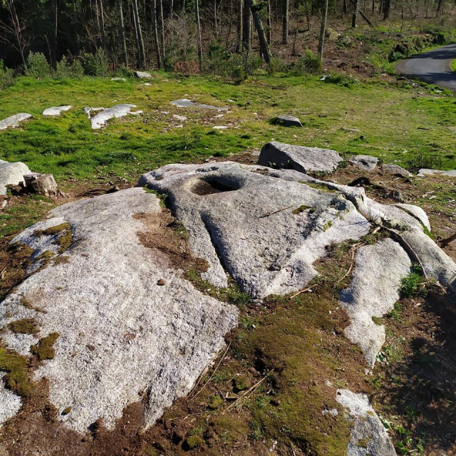 Retiran el banco del petriglifo del Monte San Lois, en Noia