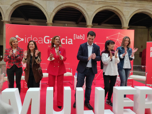 IdealLab del PSdeG con mujeres socialistas y el candidato del partido a la presidencia de la Xunta, Gonzalo Caballero