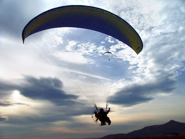 Un hombre resulta herido al caer del parapente que manejaba en Porto do Son