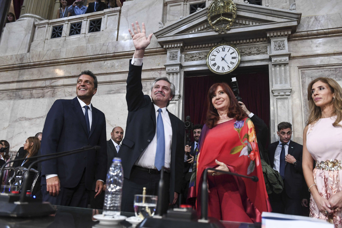 Alberto Fernu00e1ndez con su vicepresidenta Cristina Fernu00e1ndez de Kirchner en la sesiu00f3n inagural del Congreso de Argentina en una foto de Analia Garelli