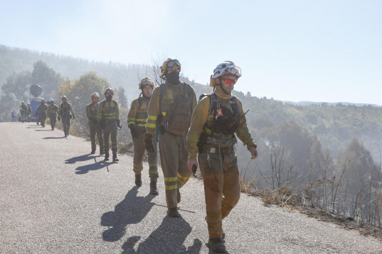 Más bajas en la lucha antiincendios: aíslan a 49 trabajadores contra incendios en A Cañiza por un positivo