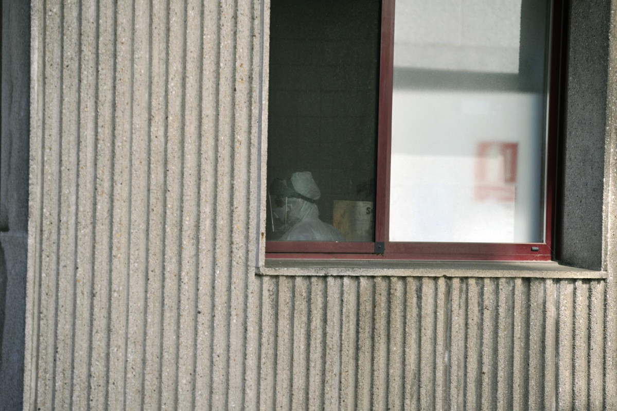 Un operario con traje de desinfeccion en la Residencia de ancianos San Carlos de Celanova en Ourense -foco principal de contagios del Covid-19 hasta ahora en la provincia gallega- en Celanova (Ourense