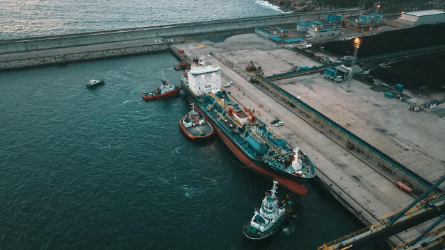 Imagen tomada con dron del ‘Blue Star’ a su llegada al puerto exterior de Ferrol, donde ha sido amarrado tras ser rescatado por un dipositivo que logró desencallar al buque quimiquero que llevaba varado en la costa de As Mirandas, en Ares (A Coruña)