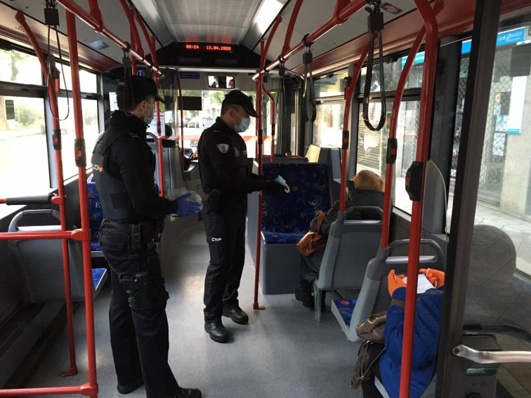 Normalidad en el reparto de mascarillas en el transporte público en la jornada de regreso de los empleados no esenciales