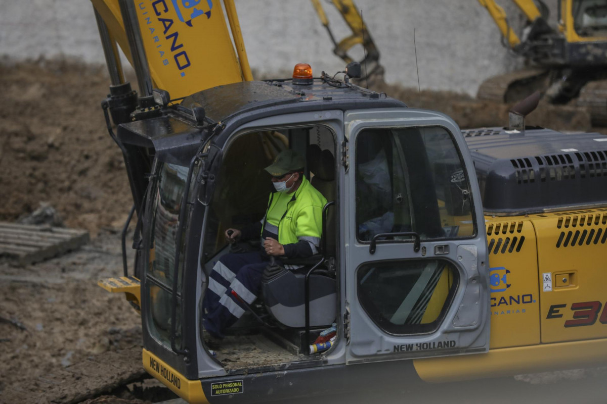 Un trabajador de la construcción protegido con mascarilla en su jornada laboral, durante el día 38 del estado de alarma en el país por la crisis del coronavirus.