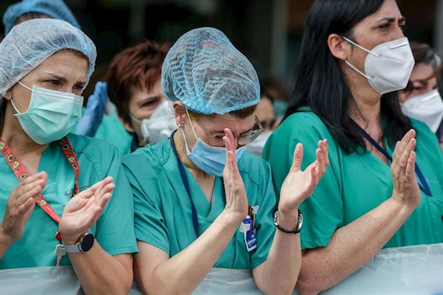 Protestas presenciales de los sanitarios en Pontevedra para exigir más material, más test y más personal