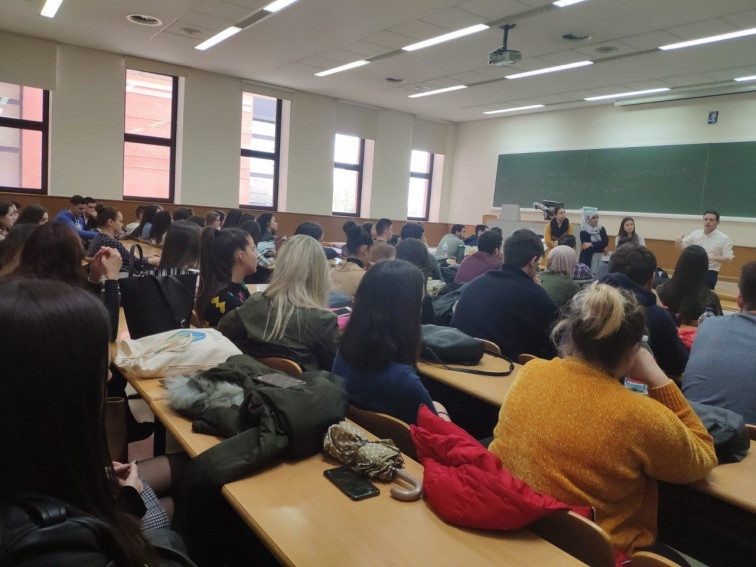 La situación excepcional de los universitarios provocará un cambio en los requisitos para optar a una beca, afirma Castells