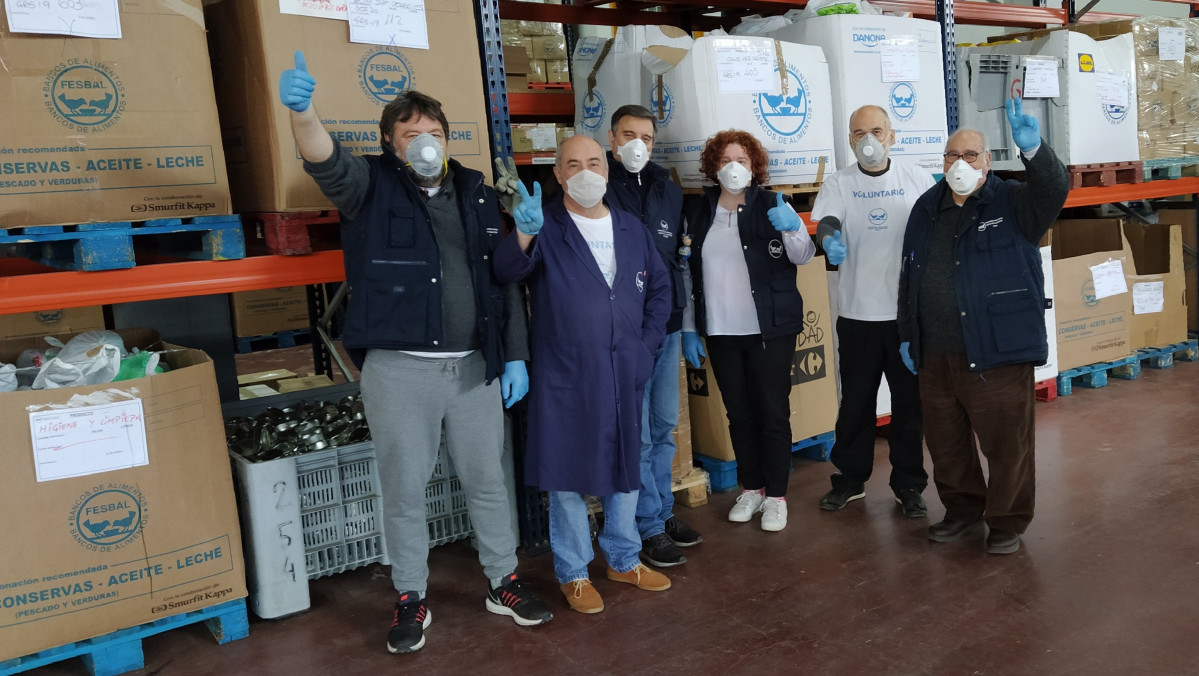 Voluntarios del Banco de Alimentos en una nave de la entidad