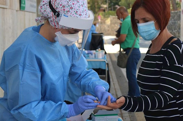 Solo da positivo el 1% de los test del estudio del SERGAS, dicen los médicos de familia que piden pararlo ya