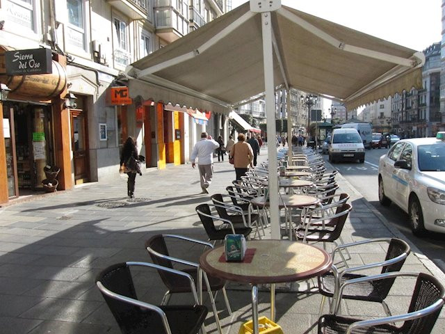 ​Las terrazas regresan a las calles de Vigo con un lleno absoluto en su primera noche