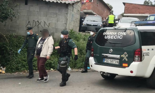 Operativo de la Guardia Civil para la detención de los responsables de un ataque a agentes de la Policía Local de Poio (Pontevedra) en el poblado de O Vao de Arriba.