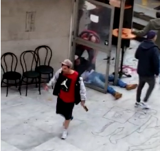 ​(VÍDEO) Brutal pelea en la Plaza do Humor que obliga a actuar a siete patrullas coruñesas