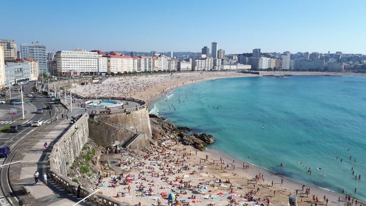 ​Los concellos no pueden ponerle puertas a la playa como planea la Xunta: “Necesitamos refuerzo en los centros de salud, no una app”