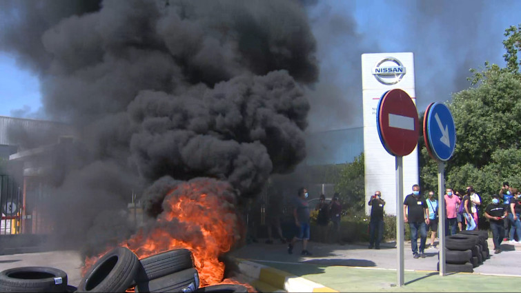 Barricadas en llamas contra el cierre de la fábrica de coches de Nissan en Barcelona