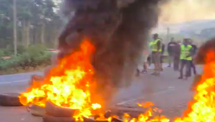 (Vídeo) Barricadas de fuego de los trabajadores de Alcoa San Cibrao en el primer día de protestas contra el cierre