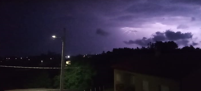 Las tormentas martillean Galicia en una jornada en la que cayeron casi 2.400 rayos con inundaciones en Vigo