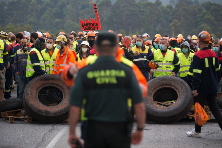 Nueva protesta ante la planta de Alcoa San Cibrao reune a miles de personas en contra de los despidos