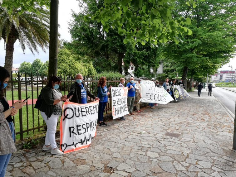 Activistas reclaman el cierre del vertedero de Grixoa-Miramontes tras el incendio