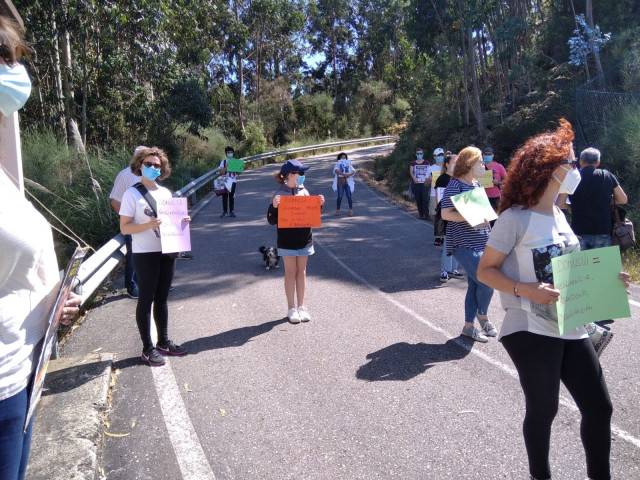 Protesta de una veintena de familiares de usuarios frente a las puertas de la residencia DomusVi Cangas (Pontevedra).