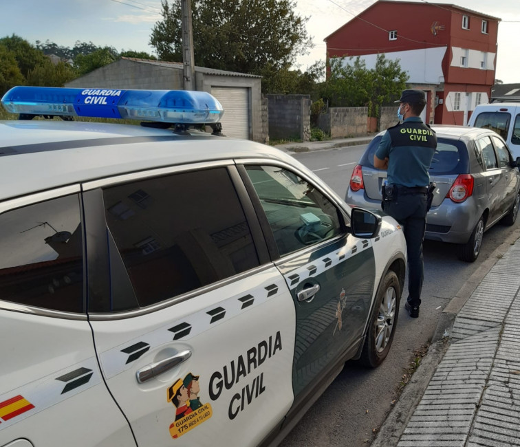 Anciana de 83 años arrestada por rayar docenas de coches en su barrio de O Grove