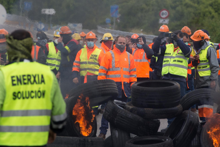 Los trabajadores de Alcoa San Cibrao mantienen su lucha con barricadas en la autovía AG-64