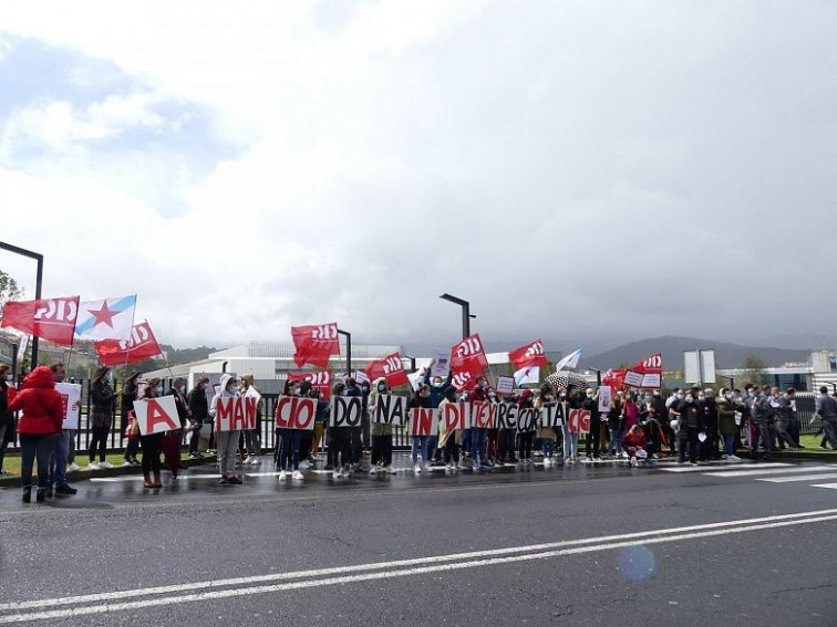 Protestas ante la sede de Inditex en Arteixo por imponer cambios de horarios y turnos a sus empleados