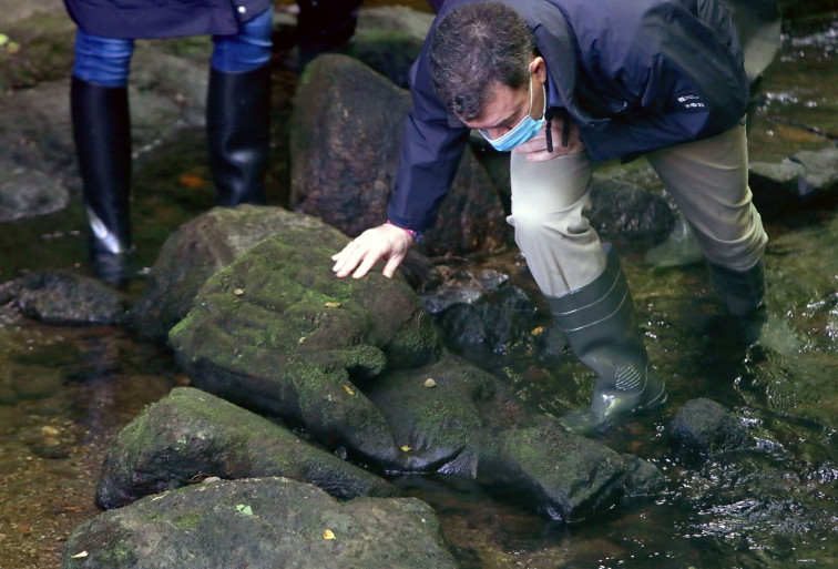 Un pescador descubre una estatua medieval de la Virgen desacralizada y tirada en el río en Santiago