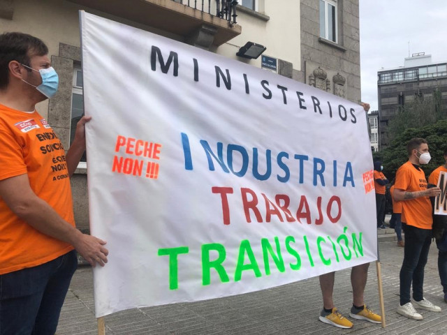 Trabajadores de Alu Ibérica en A Coruña secundan una nueva protesta ante la Delegación del Gobierno