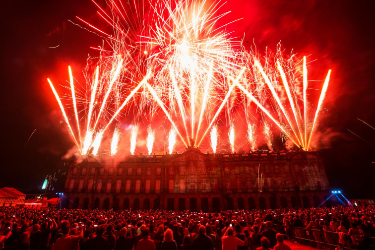 Cartel de las Festas do Apóstolo 2022 de Santiago incluidos unos fuegos artificiales que durarán quince minutos