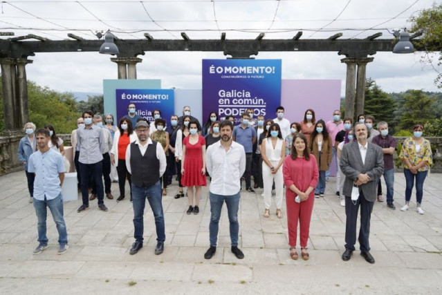 La candidatura de Galicia En Común-Anova Mareas en la Alameda de Santiago con los cabeza de listas en primer plano acompañando a Antón Gómez-Reino