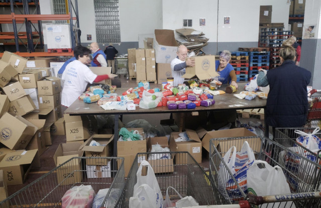 Voluntarios trabajan en la sede del Banco de Alimentos de Vigo