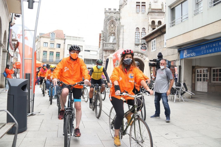 Pino (Cs) reivindica el orgullo LGTBI en bicicleta y flanqueada de su tío Álvaro Pino y de Óscar Pereiro